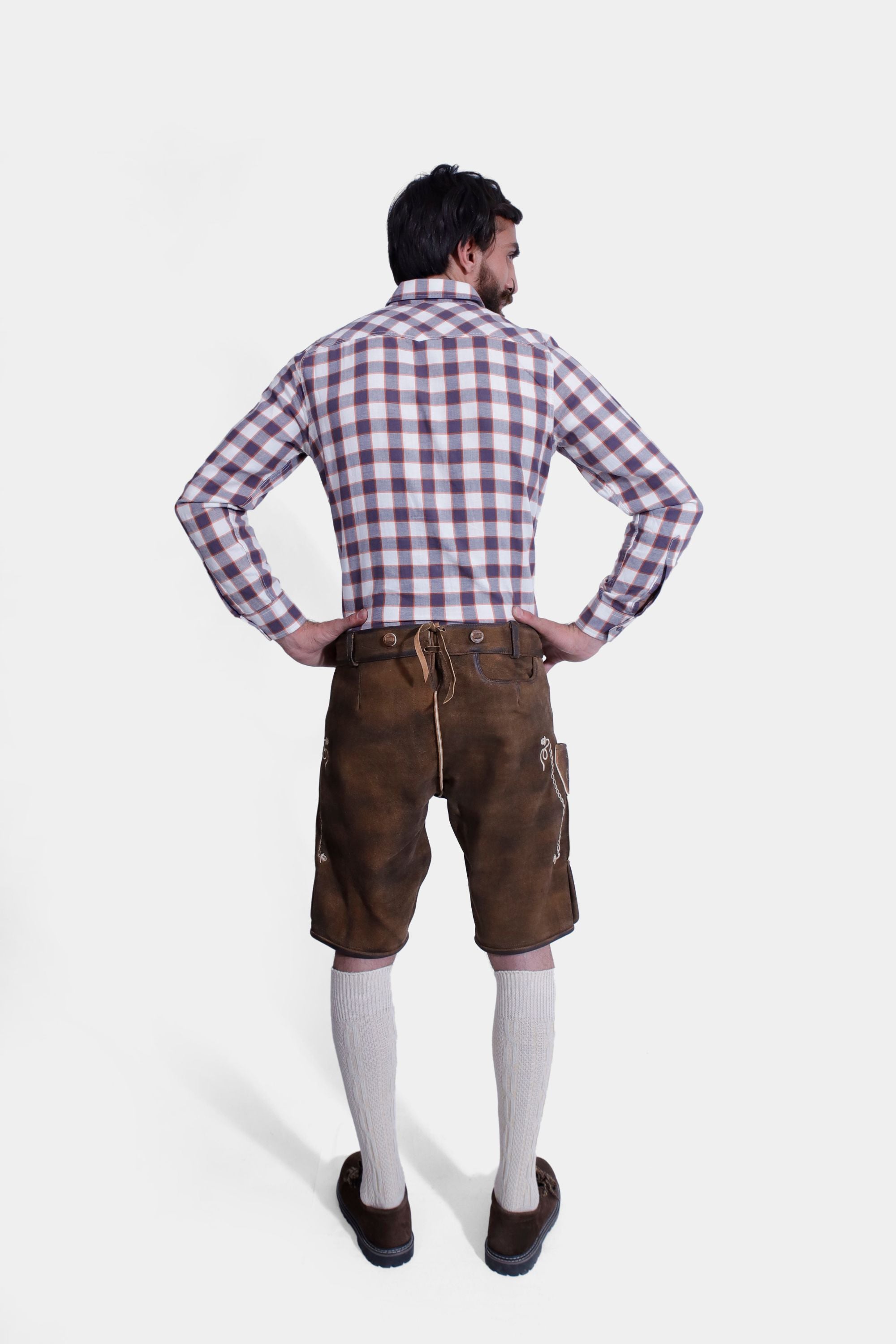 Rear view of a man in Rustic Maple Max Planck Lederhosen with intricate embroidery and versatile pockets.