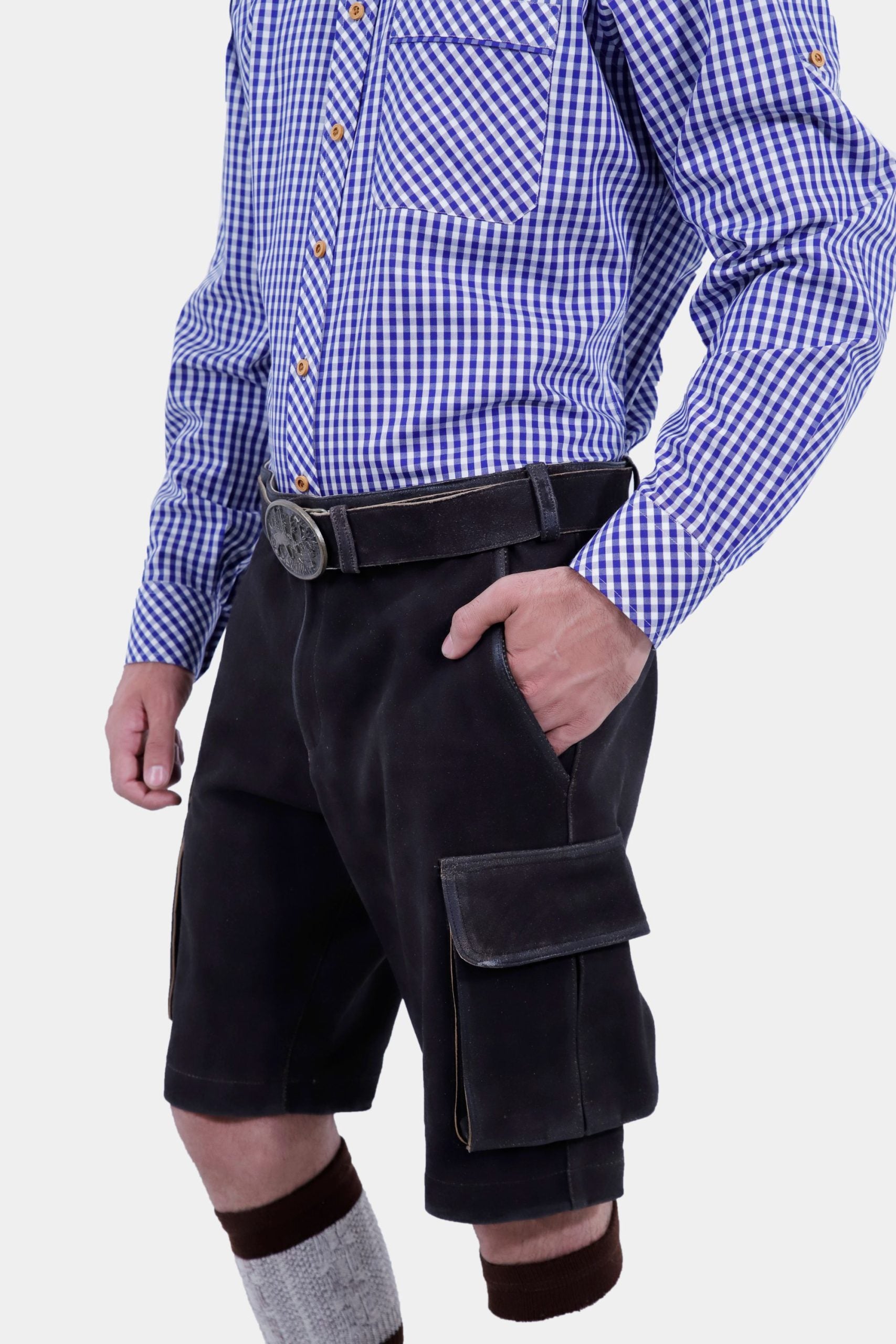 closed side view of a man wearing Vespucci Cargo Lederhosen with 6 pockets in black color.