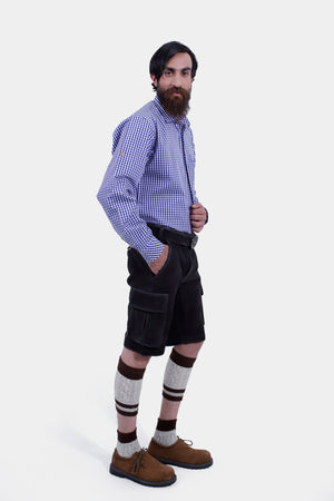 side view of a man wearing Vespucci Cargo Lederhosen with 6 pockets in black color.
