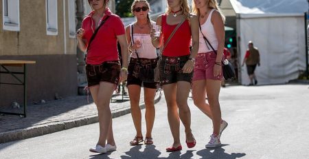 Do Females wear lederhosen
