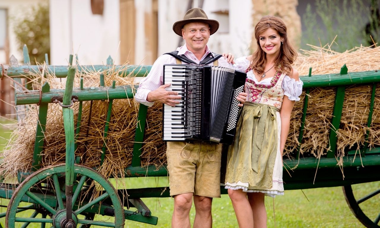 Bavarian couple sing a Oktoberfest songs